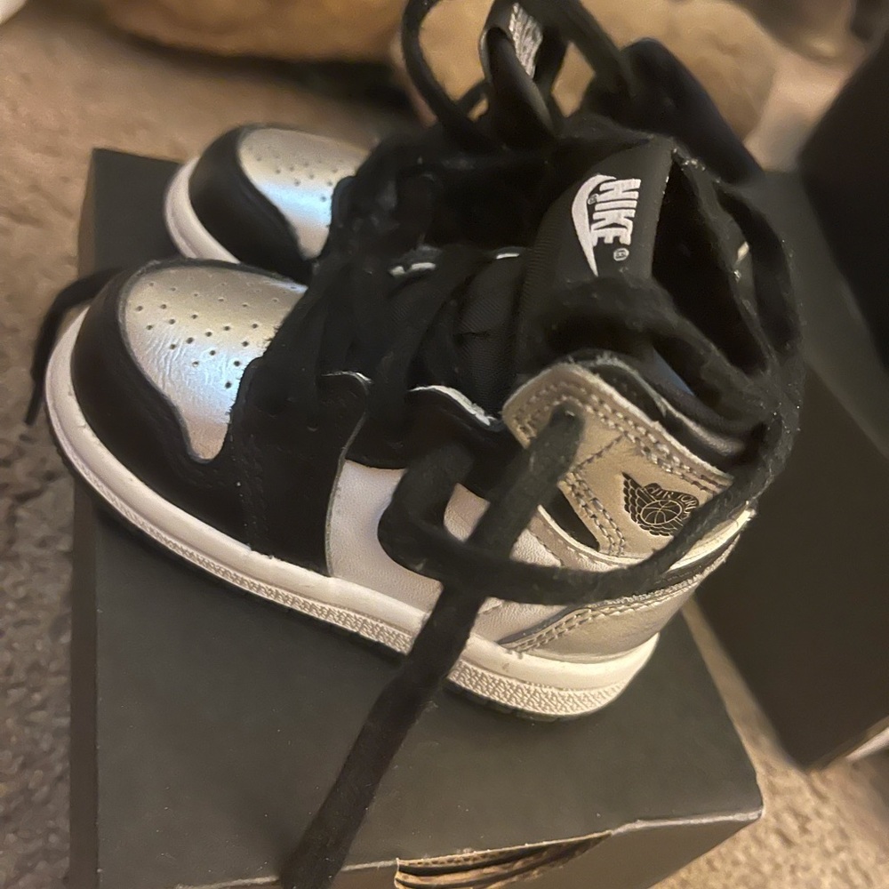 Air Jordan 1 High OG “Silver Toe”